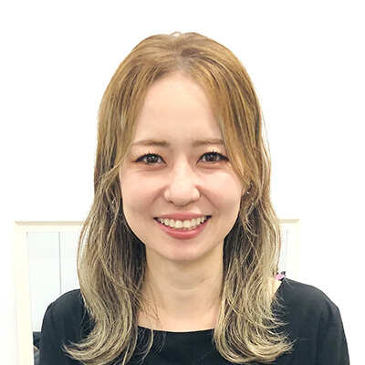 TV番組出演者ヘアメイク、雑誌、CM、ライブ等アーティストのヘアメイク、イベント・美容師免許、管理美容師資格保持美容学校卒業後、関東にて美容室勤務。その後ヘアメイクアップアーティストとして活動中。現在はTV、CM、イベント、ライブ等アーティスト様のヘアメイク、ブライダル、他ヘアセットサロンにて勤務。また、美容学校外部講師として活動中