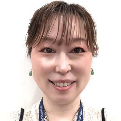 ネイルアーティスト/ヘアメイクカレッジ・ビジネスカレッジ担任。歯科助手・医療事務の従事を経て震災を機に仙台に移住しネイル業界へ転身。ネイルサロンを経て、宮城県内の公民館での講習や福祉施設でボランティア活動に携わる中プライベートネイルも活動中。JNEネイリスト技能検定1級、衛生管理。